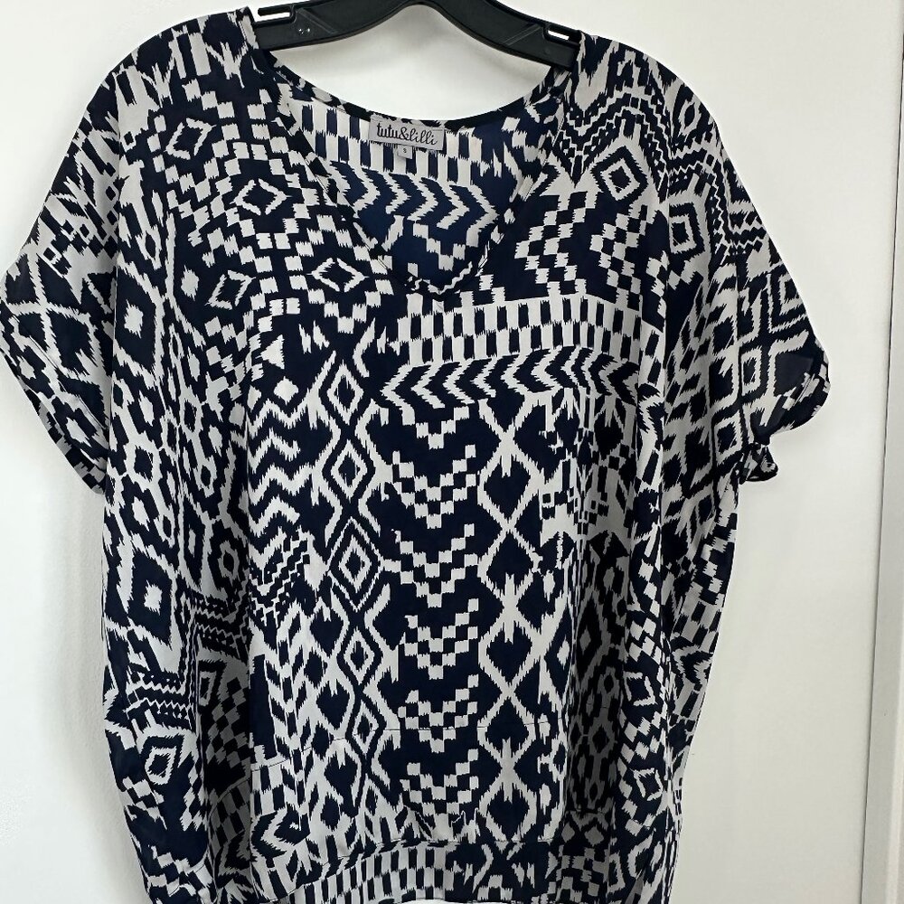 🩷 Tutu & Lilli Navy Geometric Print Blouse Lightweight Kimono Top